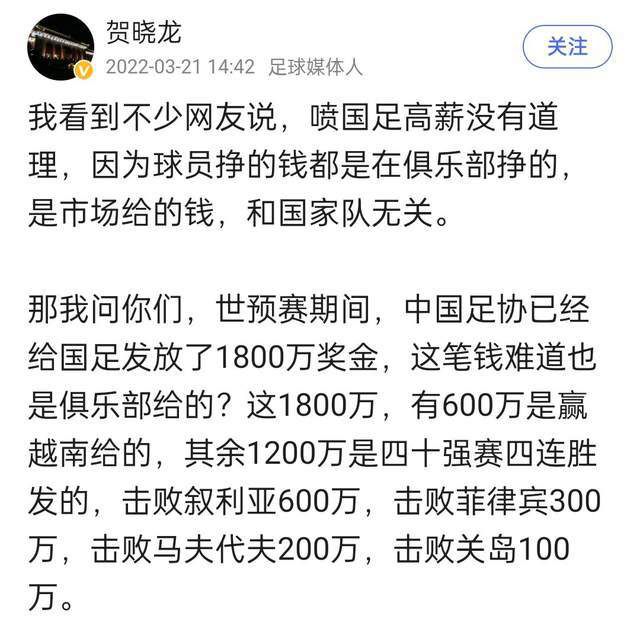 只见他出现在电视屏幕上，典型的上世纪80年代商人打扮，全套西装，侧分刘海，神情严肃